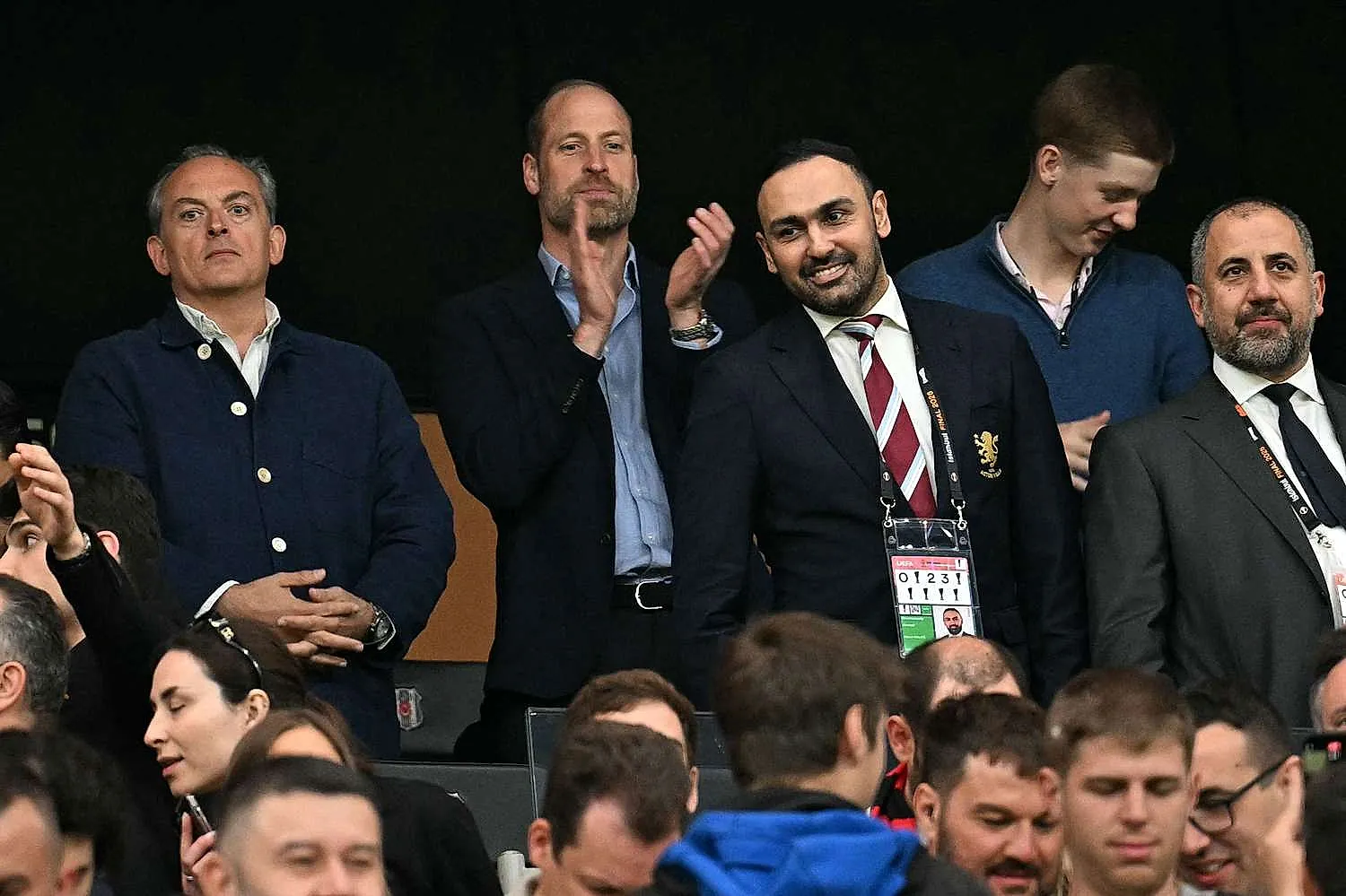 İstanbul’da Tarihi Gece: Prens William, Aston Villa’nın Avrupa Zaferini Soyunma Odasında Bira ve Gözyaşlarıyla Kutladı