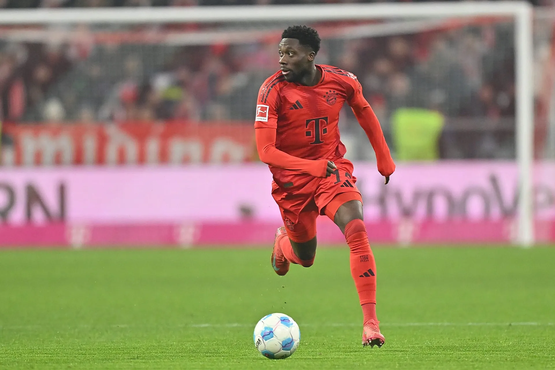 Alphonso Davies Bayern'den Ayrılıyor mu? Kicker'ın İddiası ve Bir Kariyerin Hikâyesi