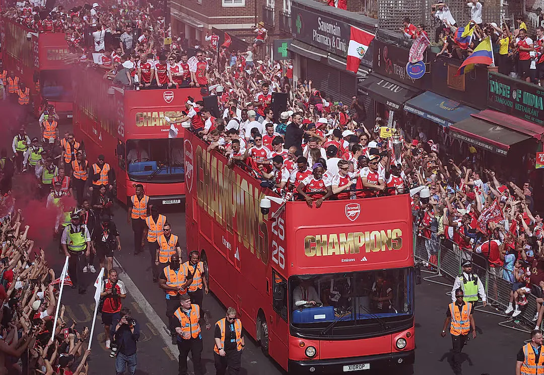Londra'da Kanlı Kutlama! Arsenal'in Şampiyonluk Kutlamasında Bir Kişi Bıçaklandı!