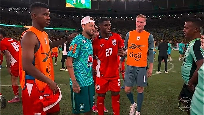 ¡Los jugadores de Panamá hicieron fila por Neymar! Neymar se tomó fotos uno por uno con todos los jugadores