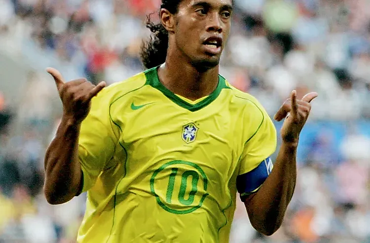 Sihirbaz sahalara geri döndü: Ronaldinho Ravenna'da
