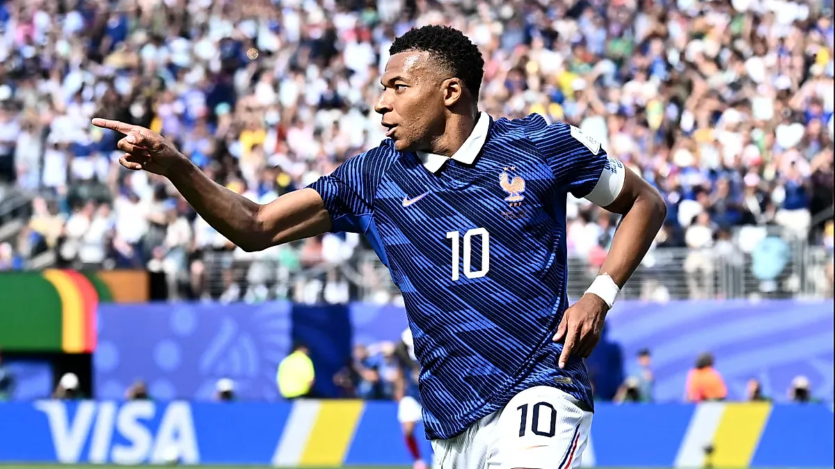 Mbappé'den çifte gol: Fransa son 32'de