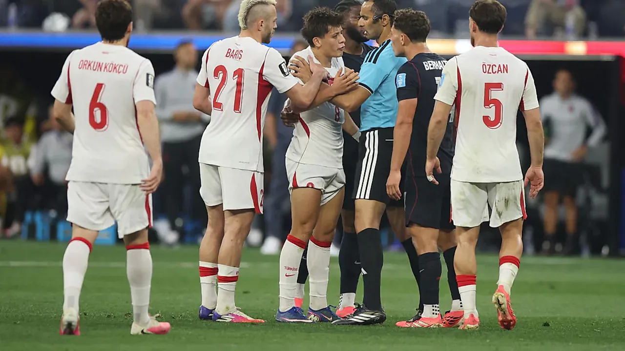 Türkiye son nefeste yıktı:  Kaan Ayhan 90+8'de attı, 3-2