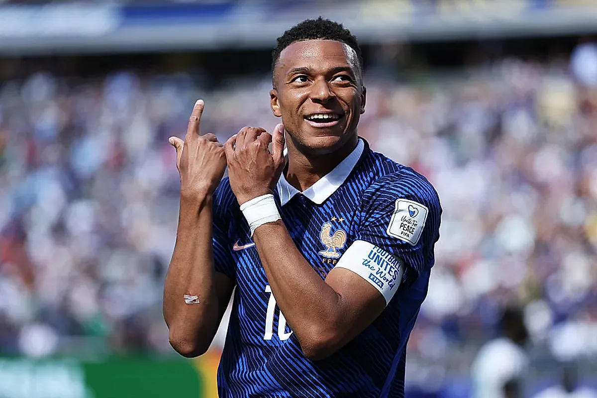  Mbappé'den çifte gol ve rekor: Fransa turladı