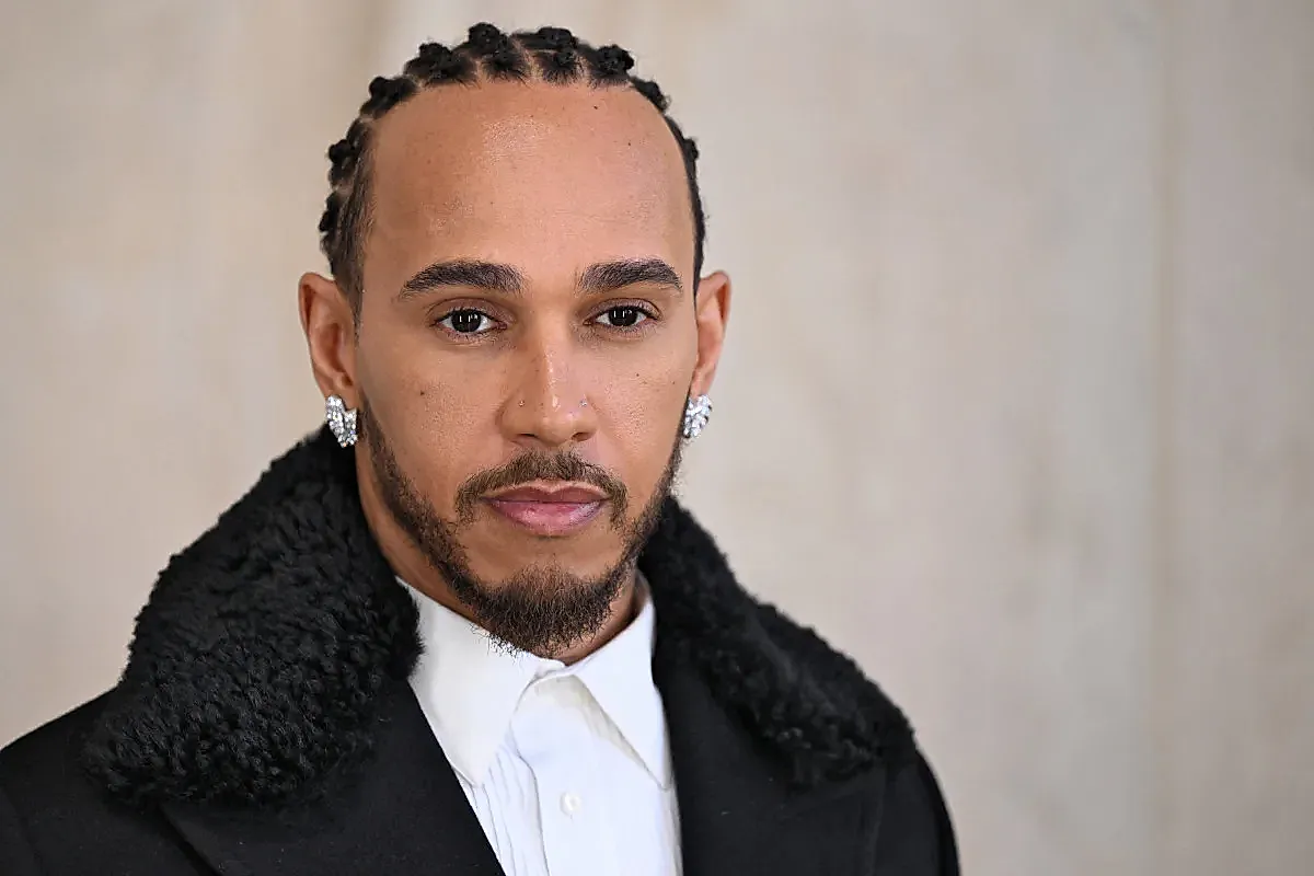 Lewis Hamilton pole pozisyonundan başlıyor