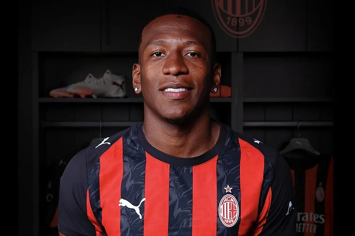 Aston Villa'nın sol bek listesinin başında Estupiñán var